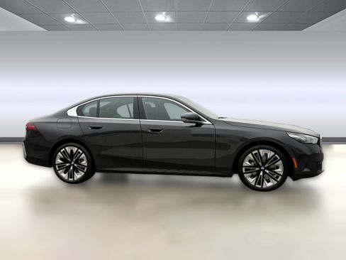 Used 2026 BMW 530i w/ Premium Package RWD image 7
