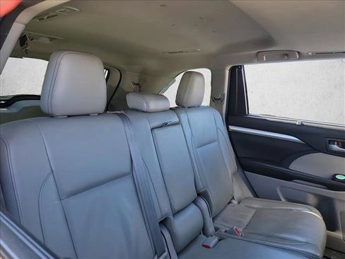 Used 2016 Toyota Highlander XLE image 16