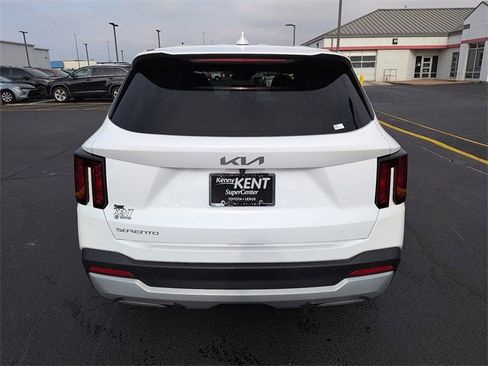 Used 2024 Kia Sorento LX image 6
