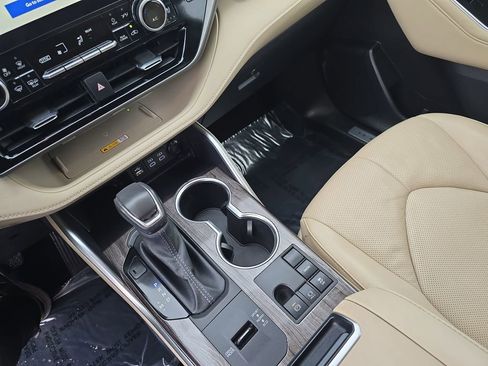 Used 2024 Toyota Highlander Limited image 26