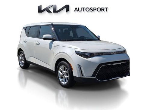 Certified 2025 Kia Soul LX w/ LX Technology Package FWD image 3