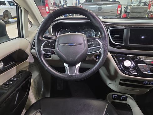 Used 2021 Chrysler Voyager Lxi image 14