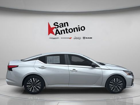 Used 2024 Nissan Altima 2.5 SV FWD image 9