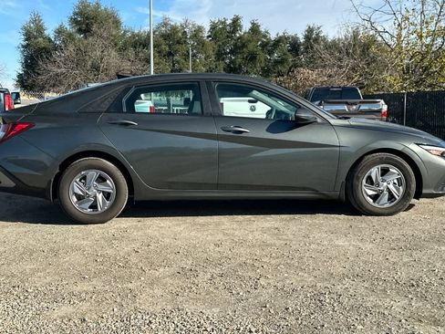 Used 2025 Hyundai Elantra SE image 9