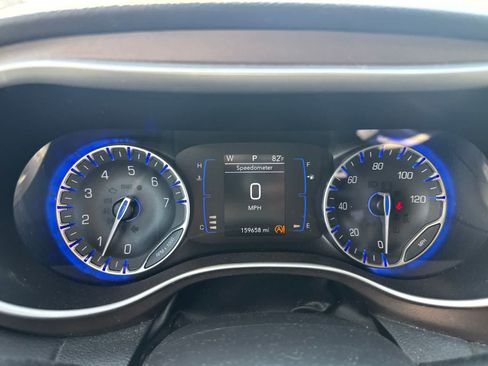 Used 2018 Chrysler Pacifica Touring-L w/ Tire & Wheel Group FWD image 18