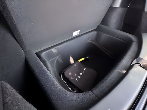Used 2022 Tesla Model Y Long Range AWD/4WD image 21
