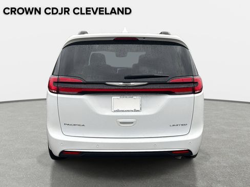 Used 2022 Chrysler Pacifica Limited image 6