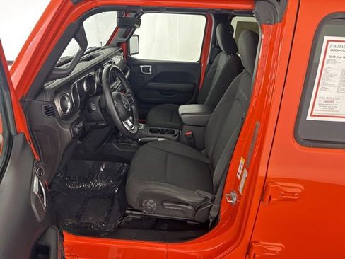 Used 2018 Jeep Wrangler Unlimited Sahara image 31