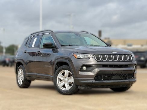 Used 2022 Jeep Compass Latitude w/ Sun and Sound Group FWD image 2