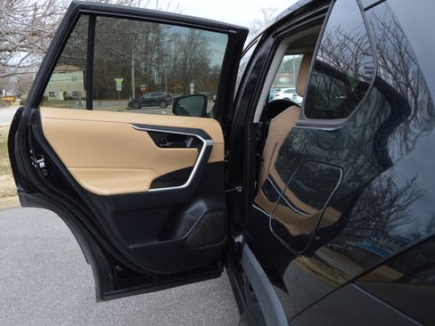 Used 2020 Toyota RAV4 LE image 13