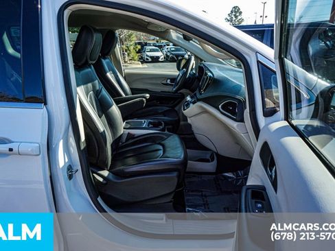 Used 2023 Chrysler Pacifica Touring-L image 25