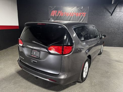 Used 2017 Chrysler Pacifica Touring FWD image 5