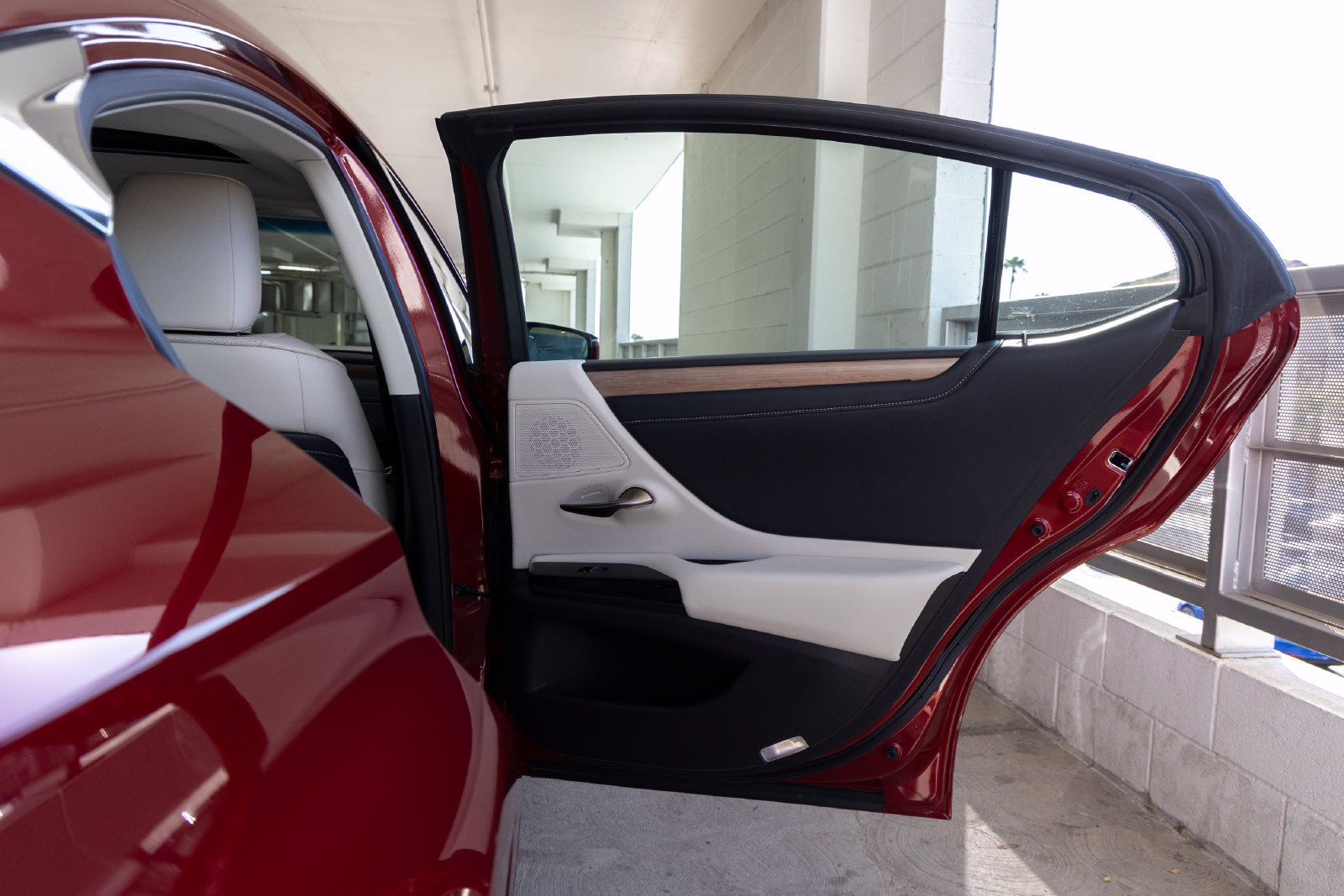 Used 2024 Lexus ES 300h w/ Technology Package FWD image 24