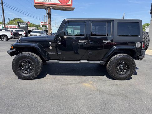 Used 2016 Jeep Wrangler Unlimited Sahara w/ Connectivity Group AWD/4WD image 3
