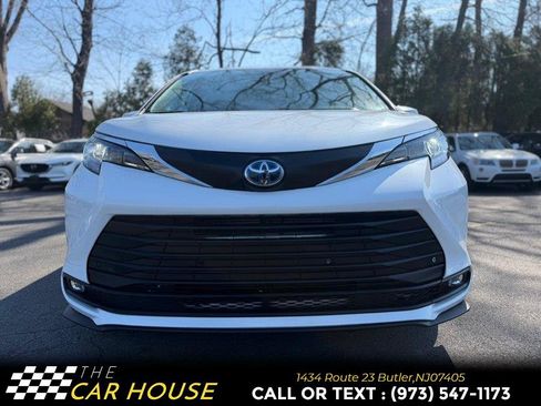 Used 2025 Toyota Sienna XLE FWD image 3