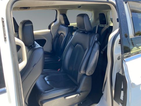 Used 2022 Chrysler Pacifica Touring-L FWD image 13