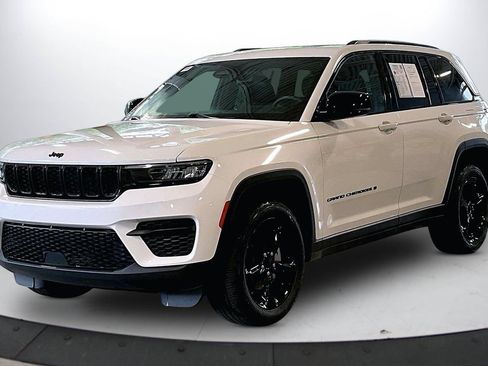 Used 2023 Jeep Grand Cherokee Altitude AWD/4WD image 4