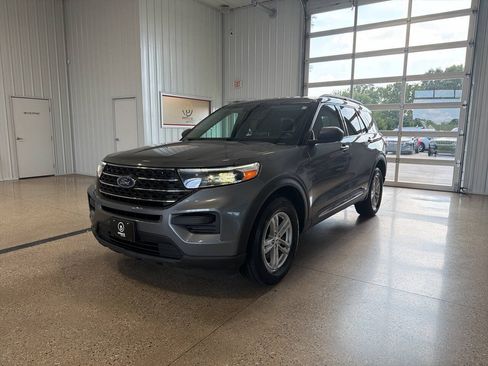 Used 2023 Ford Explorer XLT AWD/4WD image 2