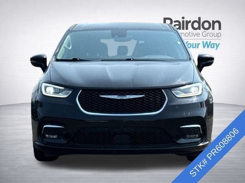 Used 2023 Chrysler Pacifica Touring-L FWD image 2