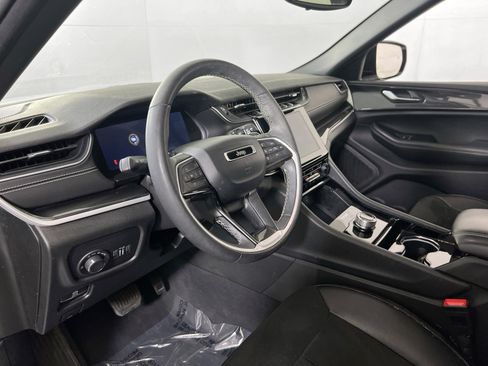 Used 2023 Jeep Grand Cherokee Altitude AWD/4WD image 9