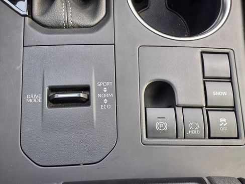 Used 2024 Toyota Highlander LE FWD image 10