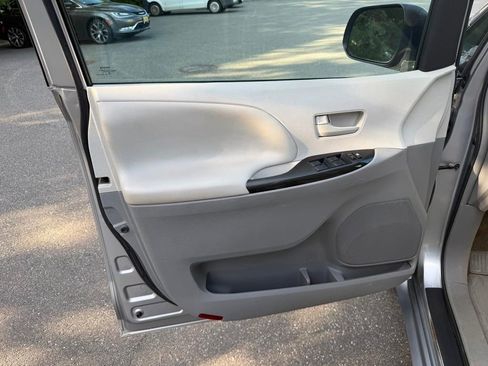 Used 2013 Toyota Sienna LE FWD image 12
