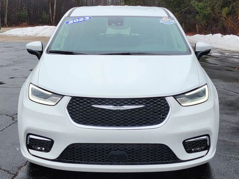 Used 2023 Chrysler Pacifica Touring-L image 16