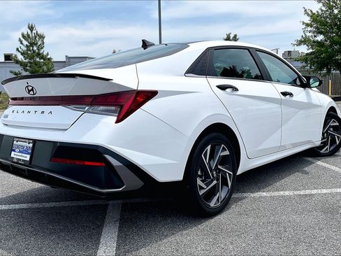 Used 2025 Hyundai Elantra SEL FWD image 4