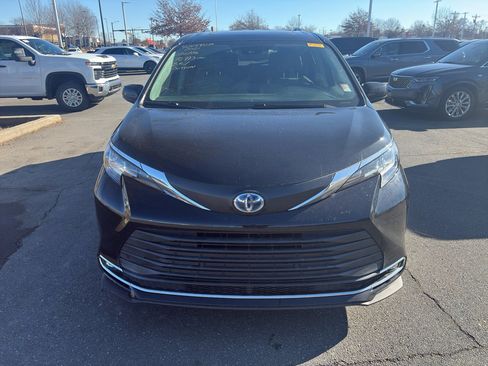 Used 2021 Toyota Sienna XLE image 2