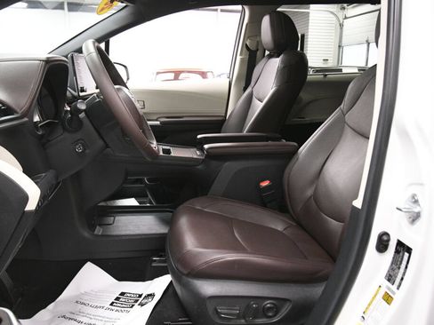 Certified 2023 Toyota Sienna Platinum AWD/4WD image 10