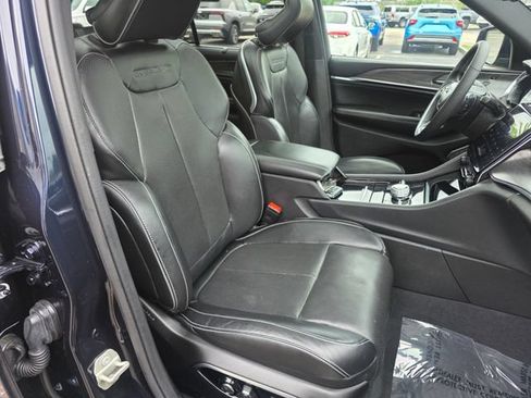 Used 2023 Jeep Grand Cherokee Overland w/ Luxury Tech Group IV AWD/4WD image 11