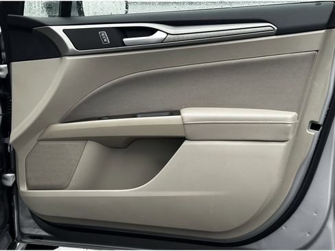 Used 2020 Ford Fusion SE image 11