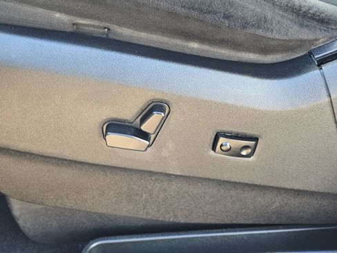 Used 2013 Chrysler Town & Country Touring image 41