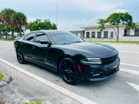 Used 2018 Dodge Charger SXT Plus w/ Blacktop Package RWD image 7