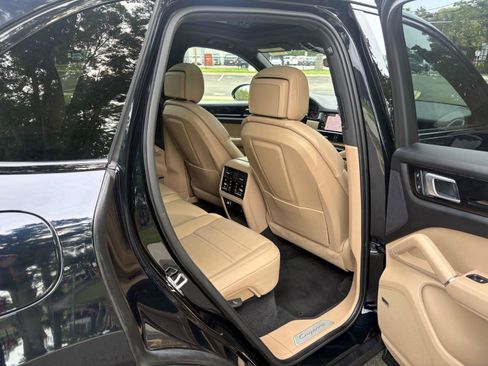 Used 2022 Porsche Cayenne Platinum Edition AWD/4WD image 24