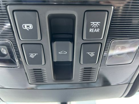 Used 2023 Volkswagen Atlas Cross Sport SE w/ Panoramic Sunroof Package FWD image 17
