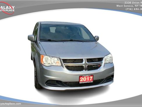 Used 2017 Dodge Grand Caravan SE FWD image 3