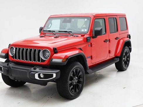 Used 2025 Jeep Wrangler Unlimited Sahara AWD/4WD image 2