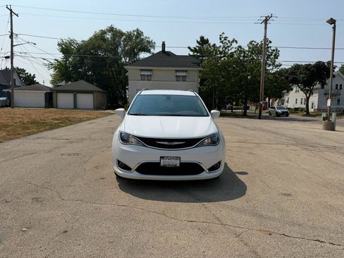 Used 2017 Chrysler Pacifica Touring-L FWD image 2