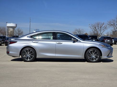 Used 2025 Lexus ES 300h w/ Premium Package image 2