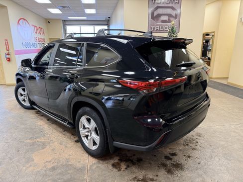 Used 2023 Toyota Highlander LE FWD image 7