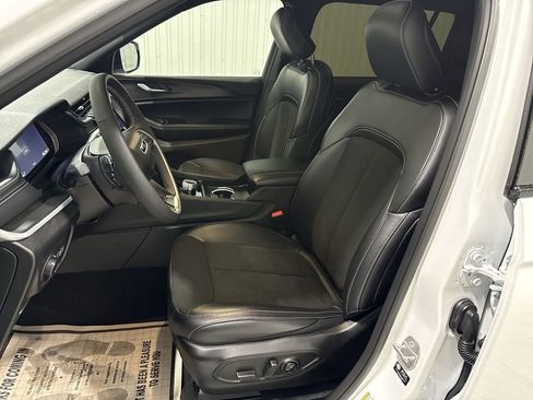 Used 2025 Jeep Grand Cherokee L Altitude RWD image 20