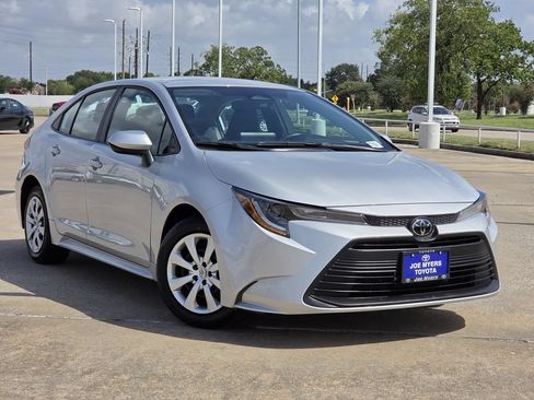 Used 2025 Toyota Corolla LE FWD image 2