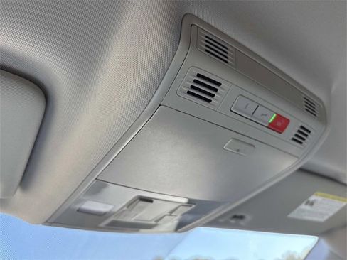 Used 2022 Volkswagen Taos SE image 33