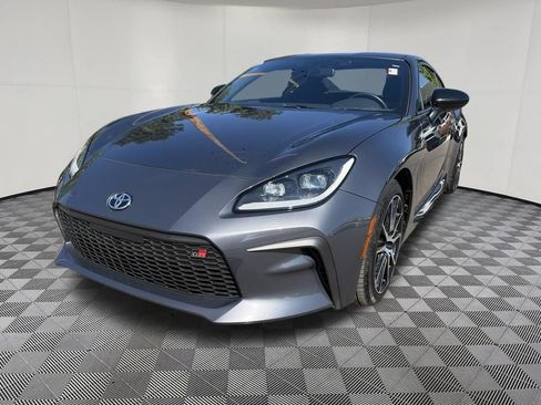 Used 2025 Toyota GR86 RWD image 3