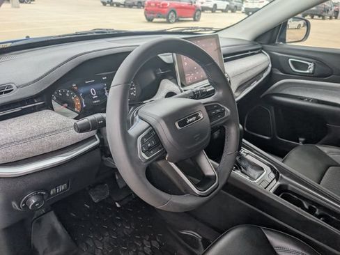 Used 2022 Jeep Compass Latitude FWD image 9