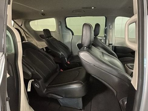Used 2024 Chrysler Pacifica Touring-L FWD image 29