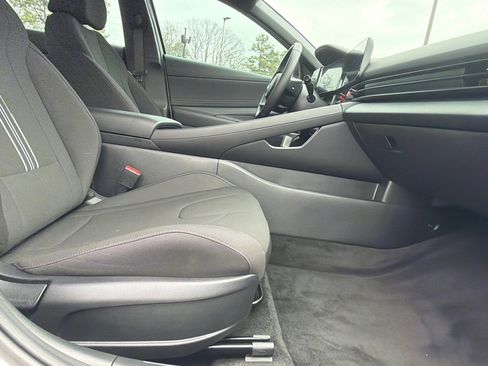 Certified 2025 Hyundai Elantra SEL image 13