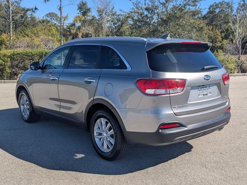 Used 2018 Kia Sorento LX image 7