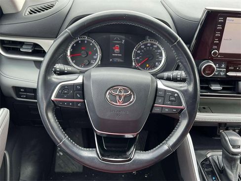 Used 2021 Toyota Highlander LE image 17